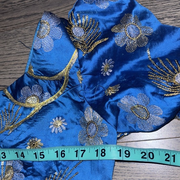 Elegant Blue and Gold 1980’s style silk floral blouse with puff 3/4 sleeves - Picture 7 of 16